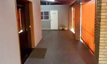 Imagem 3: Prédio comercial em frente a BR 153&quot