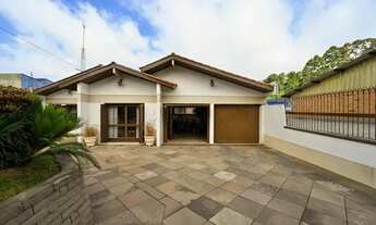 Imagem 1: Casa residencial semimobiliada com 3 dormitórios, sendo 1 suíte, sala de estar com lareira