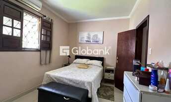 Imagem 3: Casa à Venda em Montes Claros (Roxo Verde) 3 quartos, 5 vagas, quintal