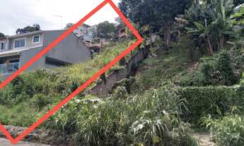 Imagem: Terreno com suave aclive em rua com belas