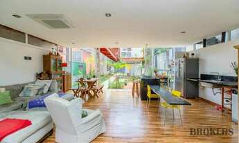 Imagem 7: Casa com 400 m² de área construída, 3 vagas, 4 suítes