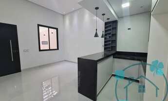 Imagem 2: Casa térrea e bem localizada em condomínio com 3 dorms sendo 1 suíte, cozinha com planejad