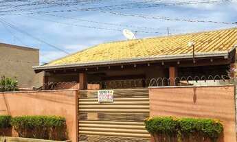 Imagem: Casa espaçosa com edícula