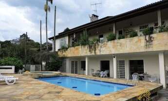 Imagem: Casa com 5 suítes, futebol e tênis, em