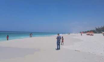 Imagem 5: ARRAIAL DO CABO, LOTES FINANCIADOS EM 43 MESES ENTRE A LAGOA E O MAR. AO LADO DE COMÉRCIO