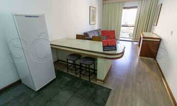 Imagem 2: Flat mobiliado com arrumação de quarto, com cozinha completa com geladeira grande. Sem bur