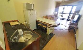 Imagem 2: Flat mobiliado com arrumação de quarto, com cozinha completa com geladeira grande. Sem bur