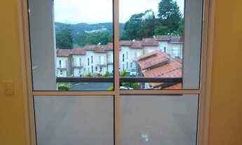 Imagem 3: Apartamento com 50 m², 2 quartos, na região central de Cotia. R$ 1.450 (pacote), apenas 2