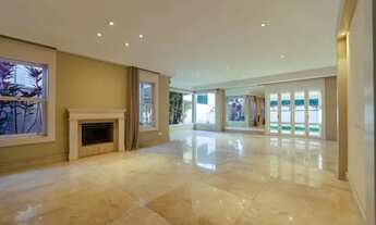 Imagem 2: Casa espaçosa com quintal, piscina e suítes espaçosas no Gramado