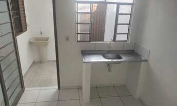 Imagem: Casa de 1 quarto, sala e banheiro com pequeno