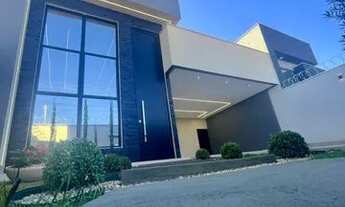 Imagem 2: Casa para venda possui 300 metros quadrados com 3 suítes, area gourmet com piscina