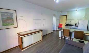 Imagem 3: Flat mobiliado com arrumação de quarto, com cozinha completa com geladeira grande. Sem bur