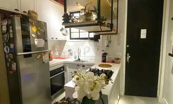 Imagem 6: Amplo Quarto e sala reformado por Arquiteto em Rua Cobiçada no Leblon