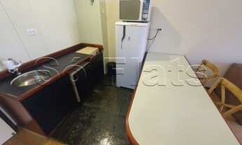 Imagem 6: Flat mobiliado com arrumação de quarto, com cozinha completa com geladeira grande. Sem bur