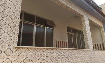 Imagem: Casa em rua fechada, com portaria, próxima