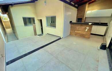 Imagem 2: Casa com 3 Quartos e 2 banheiros à Venda, 110 m² por R$ 557.000 a poucos metros da Rua Pad