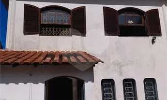 Imagem: Sobrado com entrada lateral, vago na região