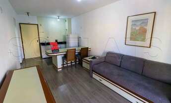 Imagem 1: Flat mobiliado com arrumação de quarto, com cozinha completa com geladeira grande. Sem bur