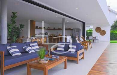 Imagem 6: Casa com frente para praça arborizada