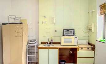 Imagem 2: Flat mobiliado com arrumação de quarto, com cozinha completa com geladeira grande. Sem bur