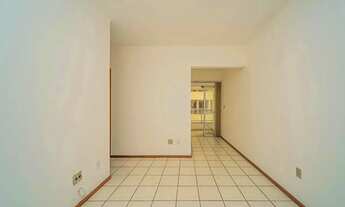 Imagem 2: Apartamento com localização prática e vaga no Centro para venda