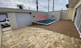 Imagem 2: Casa Nova com Piscina e Cozinha Planejada