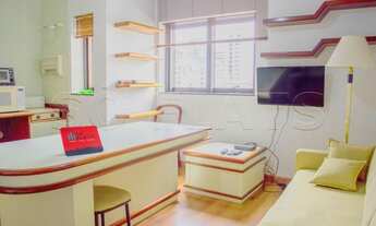 Imagem 4: Flat mobiliado com arrumação de quarto, com cozinha completa com geladeira grande. Sem bur