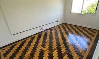 Imagem 6: Apartamento de dois dormitórios, banheiro e sala no bairro da Azenha em Porto Alegre