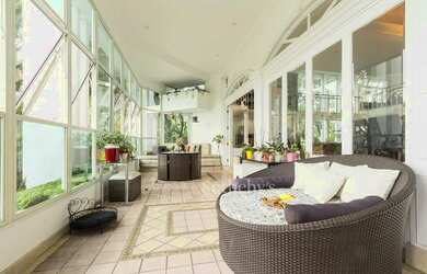 Imagem 8: Casa com amplos ambientes em condomínio fechado