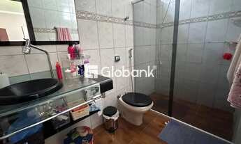 Imagem 4: Casa à Venda em Montes Claros (Roxo Verde) 3 quartos, 5 vagas, quintal