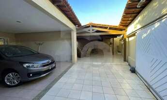 Imagem 2: Casa Espaçosa à Venda com 393,4m² e Quintal no Aeroporto