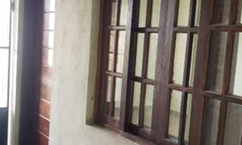 Imagem: Casa com quatro cômodos e garagem coletiva