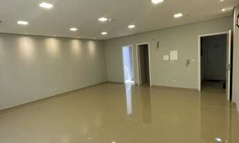 Imagem 3: Centro comercial para venda possui 48 metros quadrados em Sítio Tamboré Alphaville - Barue