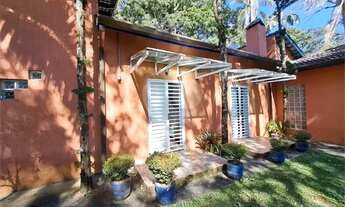 Imagem 3: Casa térrea em terreno plano localizada em condomínio próximo a entrada da Serra da Cantar