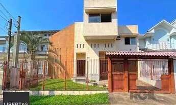 Imagem 2: Casa em Porto Alegre, no bairro Nonoai, com 4 dormitório(s), à venda