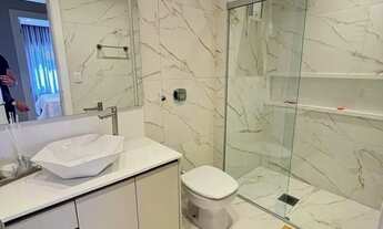 Imagem 7: Finamente decorado no coração da cidade, ao lado da praça do mini golf e apenas duas quadr