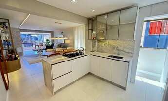 Imagem 2: Finamente decorado no coração da cidade, ao lado da praça do mini golf e apenas duas quadr