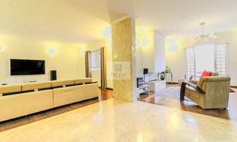 Imagem 2: Casa Encantadora em Rua Tranquila e Arborizada