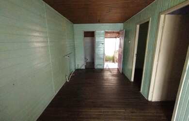 Imagem 5: Casa de madeira com 02 dormitórios, sala de estar, cozinha, banheiro e entrada p/carro...