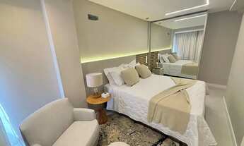 Imagem 3: Finamente decorado no coração da cidade, ao lado da praça do mini golf e apenas duas quadr