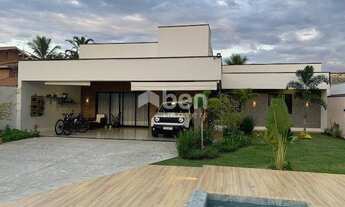 Imagem 2: Venda - Belíssima Casa 2 Dormitórios + Piscina + Paisagismo - Lessa em Pinda