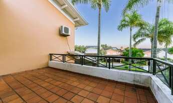 Imagem 3: Casa espaçosa com quintal, piscina e suítes espaçosas no Gramado