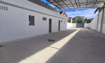 Imagem 3: Galpão com mezanino três salas, dois banheiros, areia coberta 300² área total 550m²