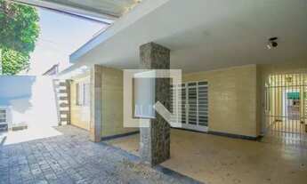 Imagem 2: Casa para Alugar - 8 cômodos - 3 banheiros - 4 vagas garagem