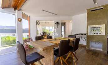 Imagem 3: Casa de Alto Padrão com 5 Suítes, Pé Direito Duplo e Espaço Gourmet em Alphaville Lagoa do