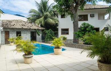 Imagem 2: Condomínio Pedras Douradas ótima casa duplex 5 quartos 2 suítes quintal com piscina