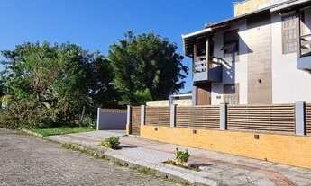 Imagem: Bela Casa Localizada Entre as Praias do