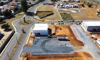 Imagem: Loja com 400 metros pe direito duplo mezanino