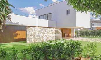 Imagem 3: Casa com frente para praça arborizada