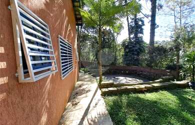 Imagem 6: Casa térrea em terreno plano localizada em condomínio próximo a entrada da Serra da Cantar